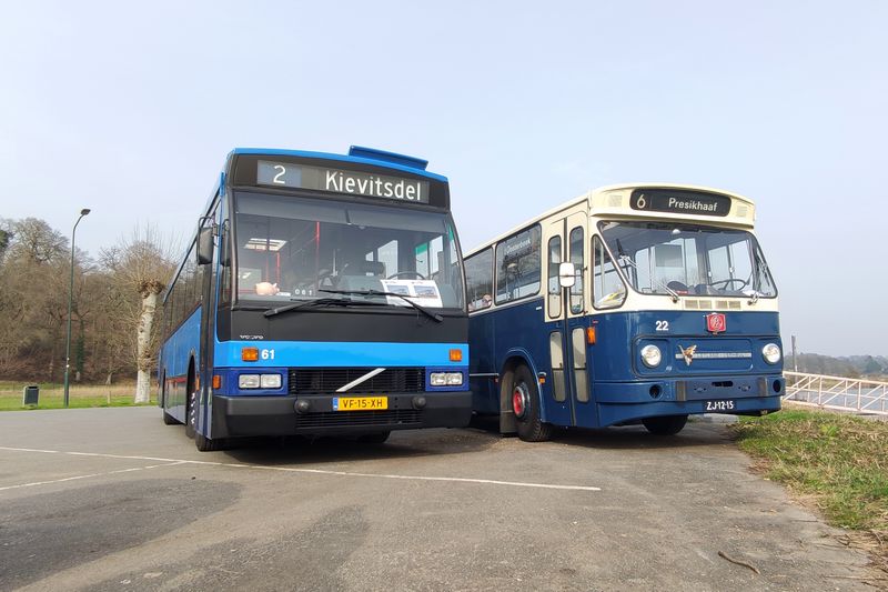 Rondrit met museumbussen door Arnhem